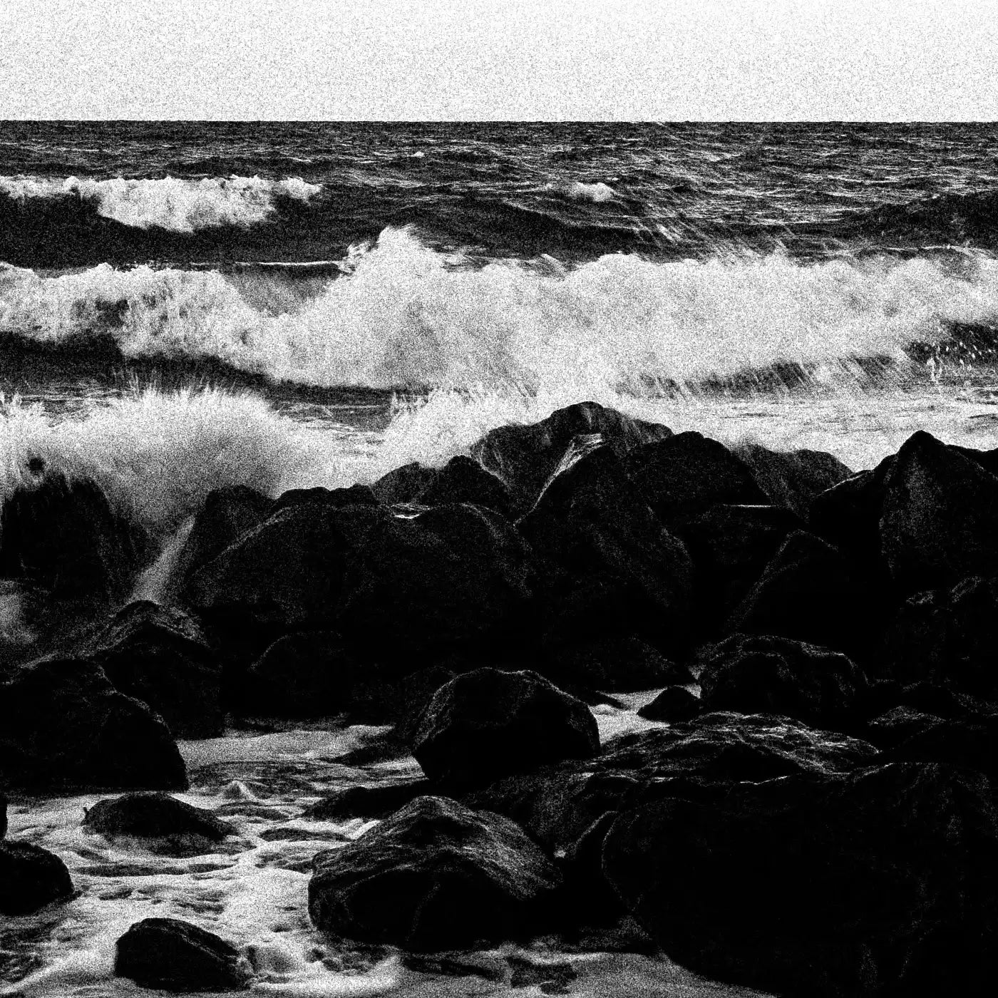 Santorini, Waves crushing on a boulder | Chorōs | Black-and-white wall art photography from Greece - detailed view