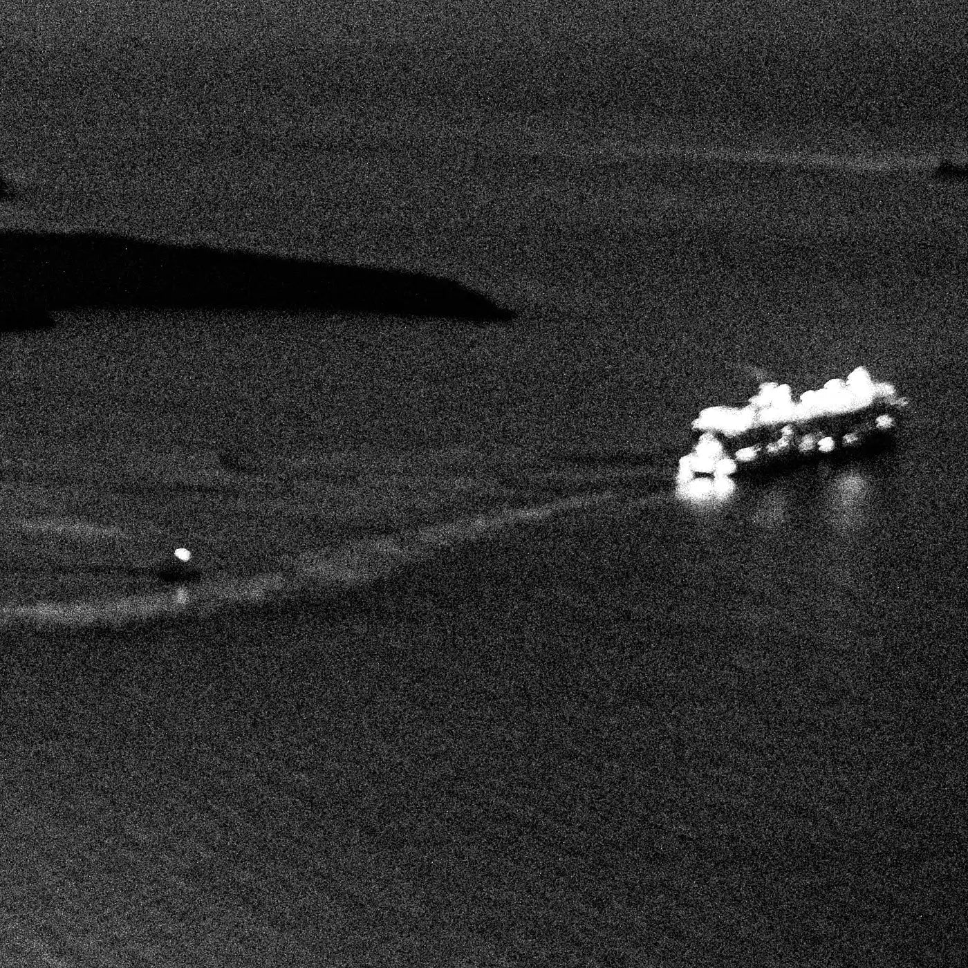 Caldera at night in Oia | Santorini | Chorōs | Black-and-white wall art photography from Greece - detailed view