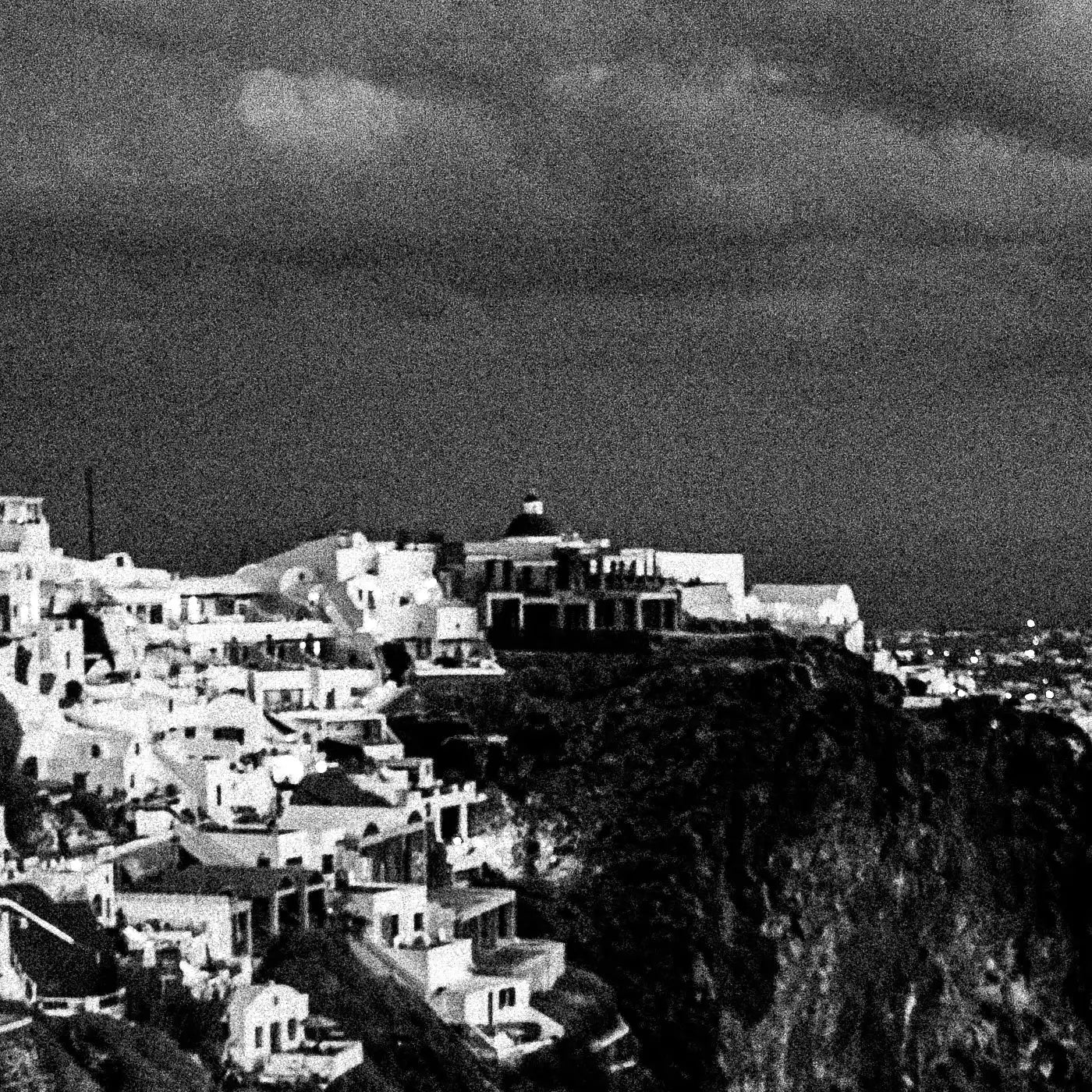 Caldera at dusk in Oia | Santorini | Chorōs | Black-and-white wall art photography from Greece - detailed view