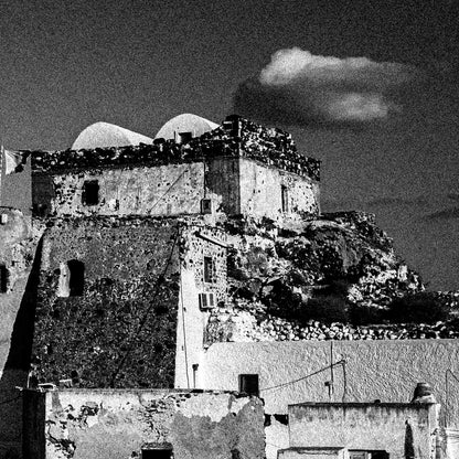 Santorini, Akrotiri. Castle View | Chorōs | Black-and-white wall art photography from Greece - detailed view