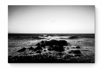 Santorini, Waves crushing on a boulder | Chorōs | Black-and-white wall art photography from Greece - whole photo