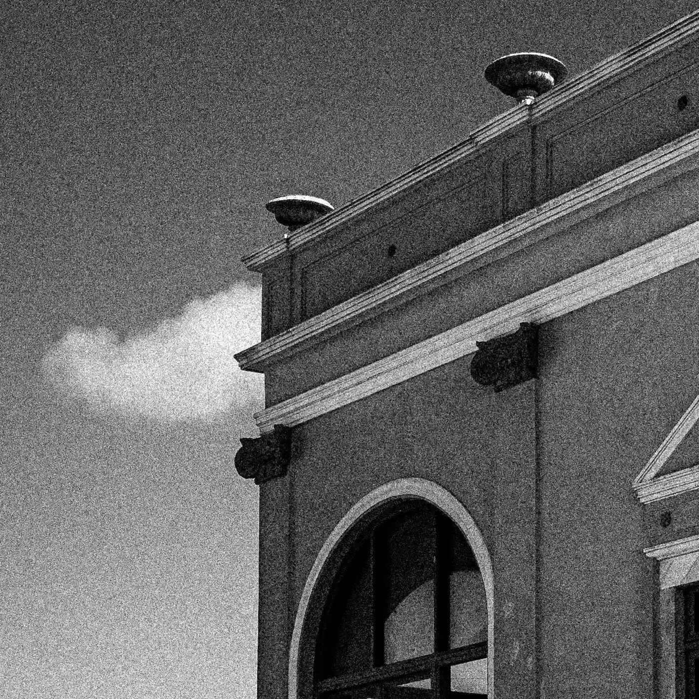 Building at Emporio, Santorini island | Chorōs | Black-and-white wall art photography from Greece - detailed view