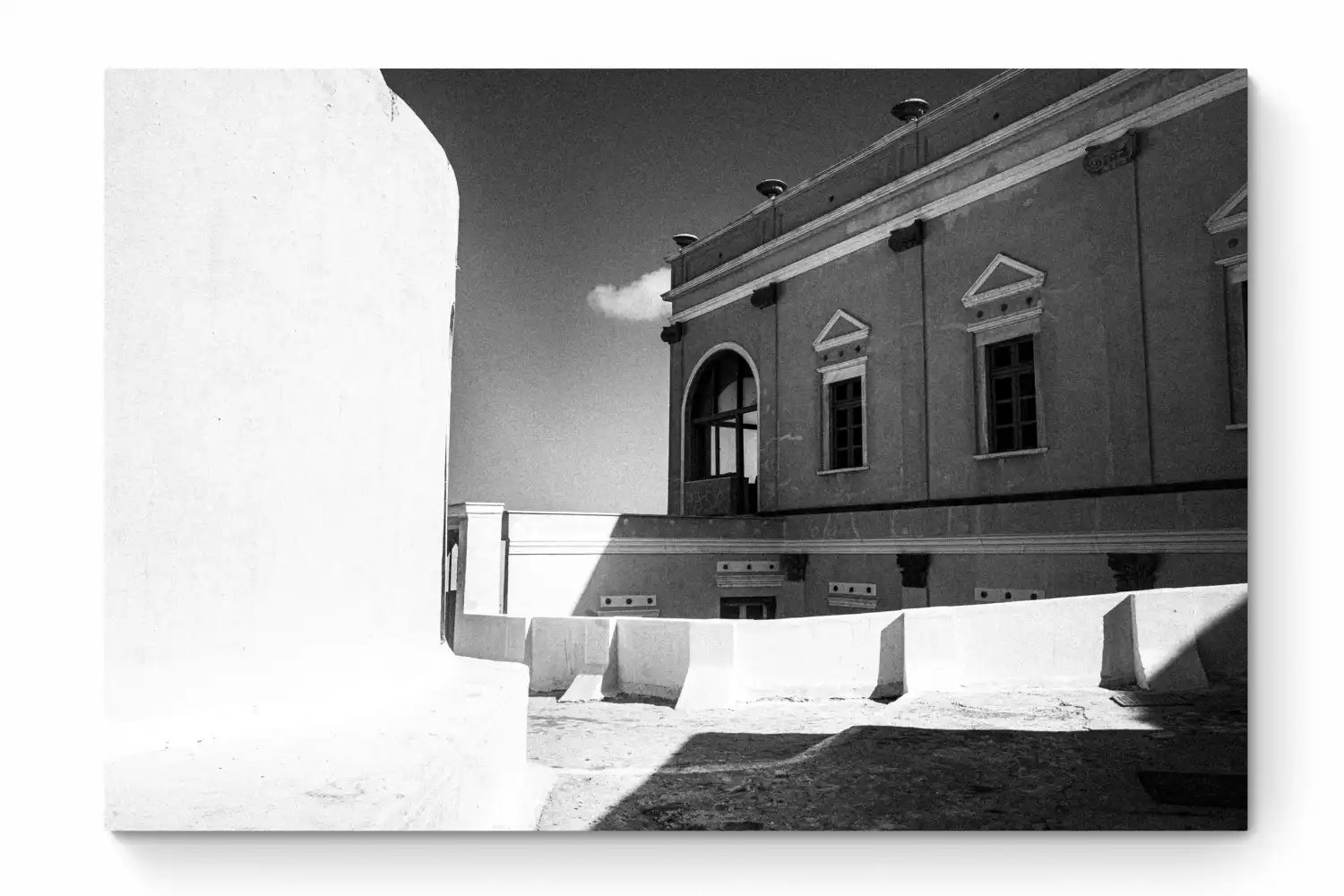 Building at Emporio, Santorini island | Chorōs | Black-and-white wall art photography from Greece - whole photo