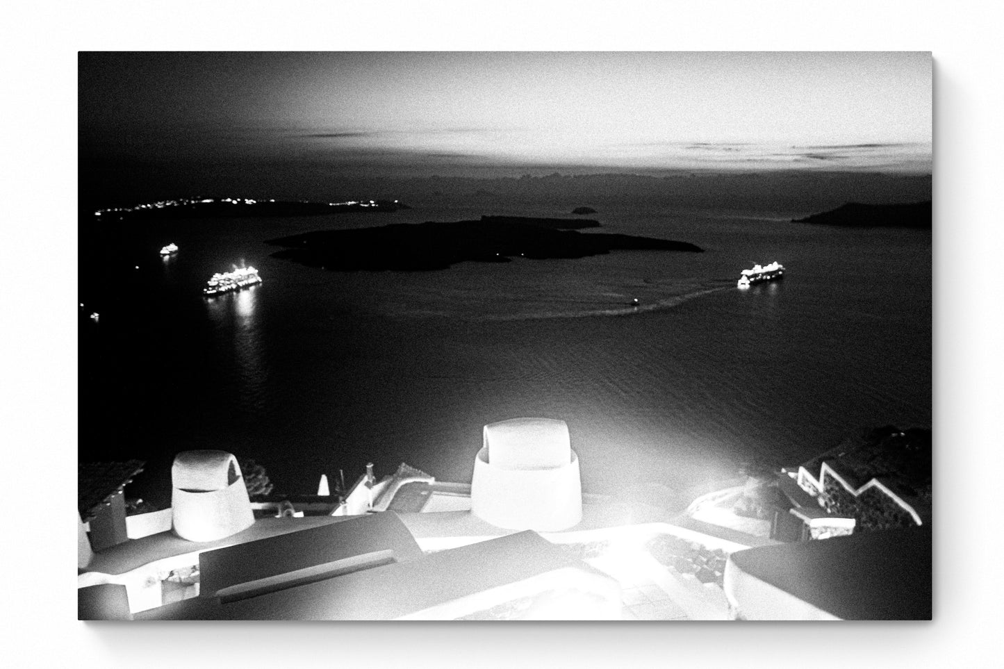 Caldera at night in Oia | Santorini | Chorōs | Black-and-white wall art photography from Greece - whole photo