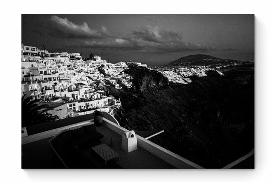 Caldera at dusk in Oia | Santorini | Chorōs | Black-and-white wall art photography from Greece - whole photo