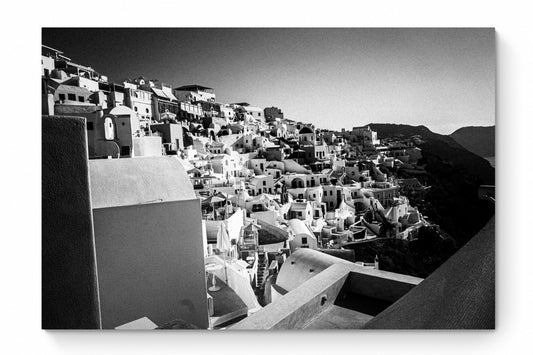 Architecture in Oia | Santorini | Chorōs | Black-and-white wall art photography from Greece - whole photo