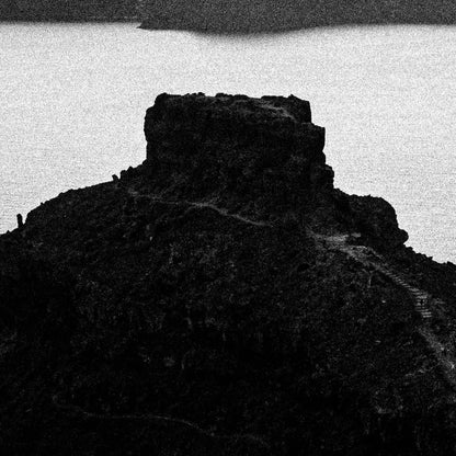 Rock in Oia | Santorini | Chorōs | Black-and-white wall art photography from Greece - detailed view