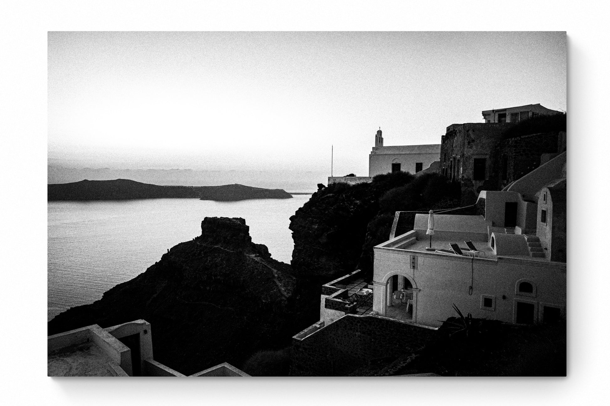 Rock in Oia | Santorini | Chorōs | Black-and-white wall art photography from Greece - whole photo