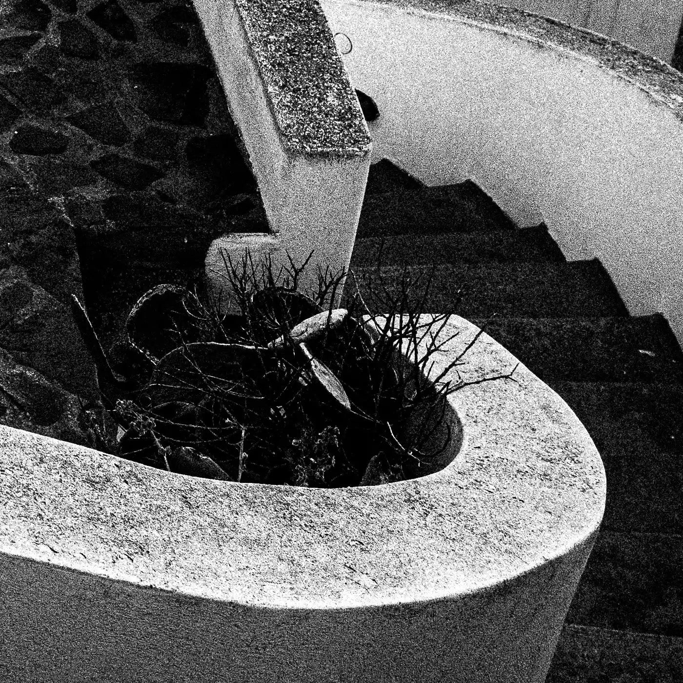 Top down view in Oia | Santorini | Chorōs | Black-and-white wall art photography from Greece - detailed view