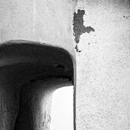 Tunnel at Emporio | Santorini | Chorōs | Black-and-white wall art photography from Greece - detailed view
