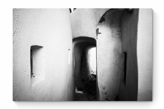 Tunnel at Emporio | Santorini | Chorōs | Black-and-white wall art photography from Greece - whole photo