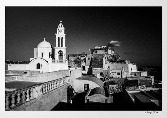 Santorini, Akrotiri. Castle View | Chorōs | Black-and-white wall art photography from Greece