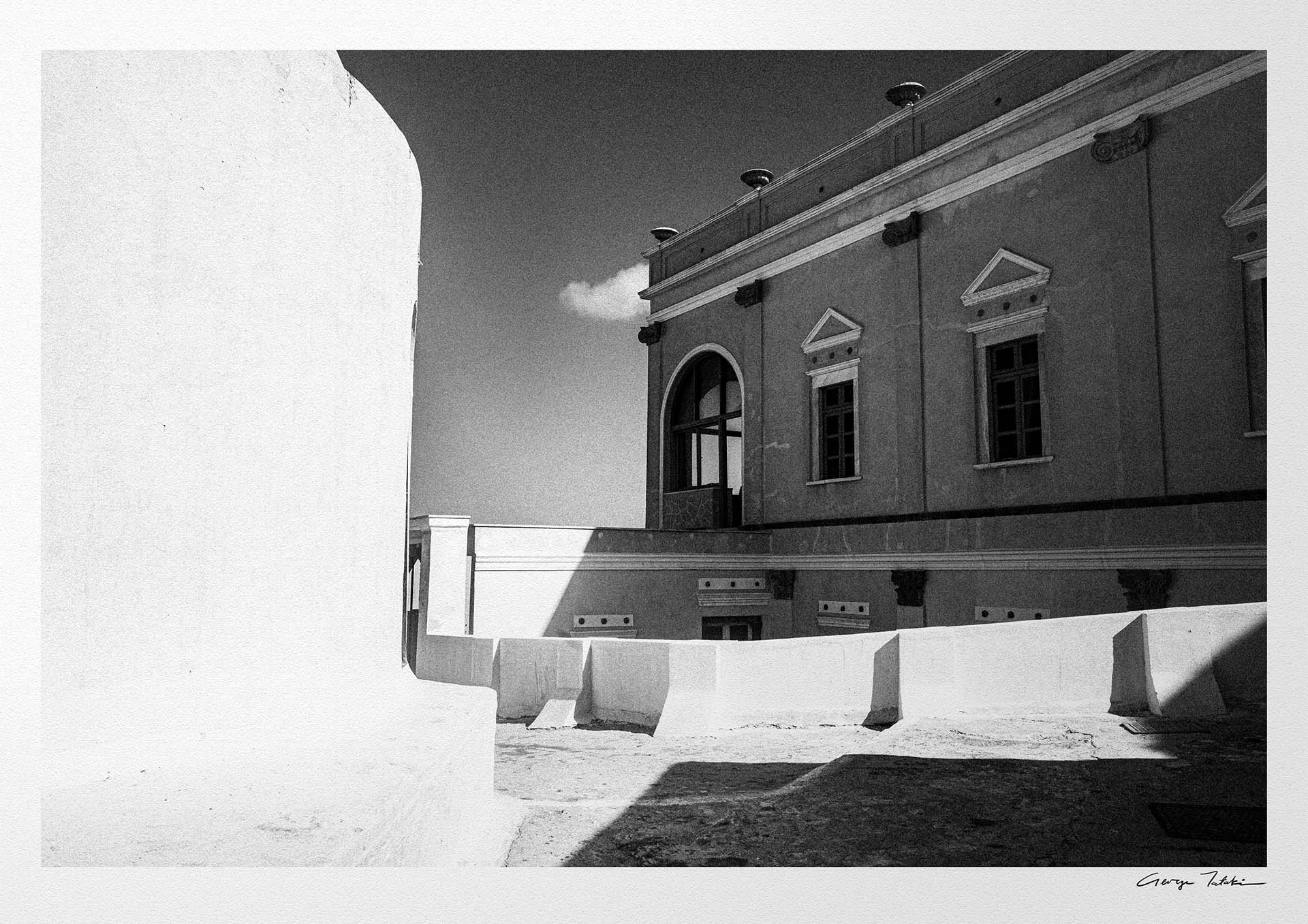 Building at Emporio, Santorini island | Chorōs | Black-and-white wall art photography from Greece