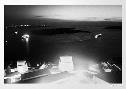 Caldera at night in Oia | Santorini | Chorōs | Black-and-white wall art photography from Greece