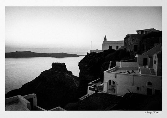 Rock in Oia | Santorini | Chorōs | Black-and-white wall art photography from Greece
