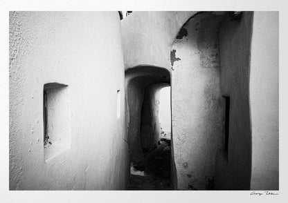 Tunnel at Emporio | Santorini | Chorōs | Black-and-white wall art photography from Greece